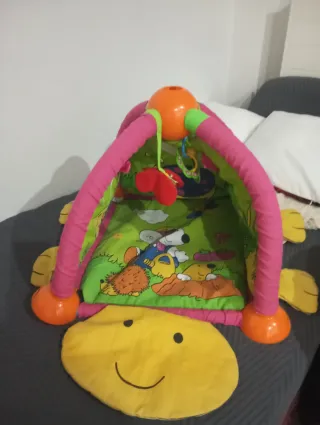 Parque infantil con pelotas y sonajero