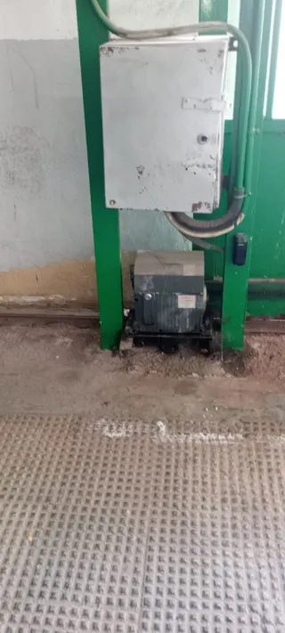 Puerta corredera garaje verde