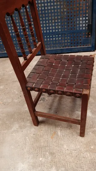 Sillas de madera y cuero