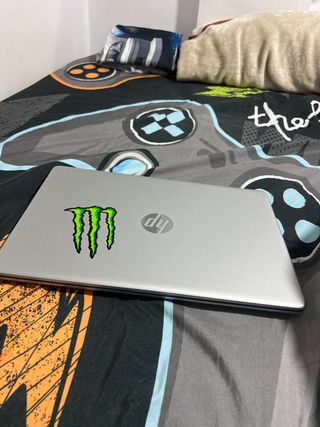 Ordenador Portátil HP Plata con Pegatina Monster