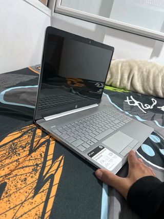 Ordenador Portátil HP Plata con Pegatina Monster