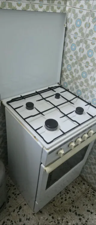 Cocina blanca de gas con horno y encimera