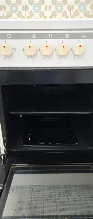 Cocina blanca de gas con horno y encimera