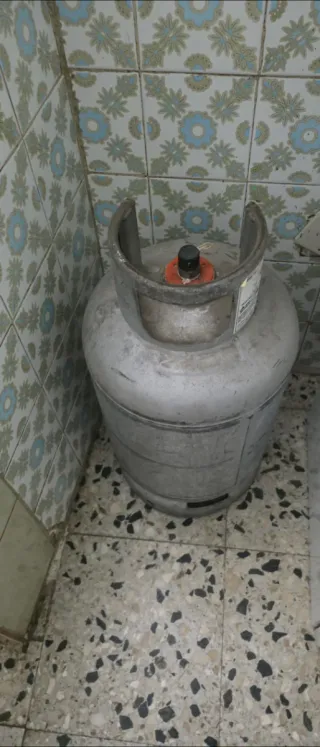 Cocina blanca de gas con horno y encimera