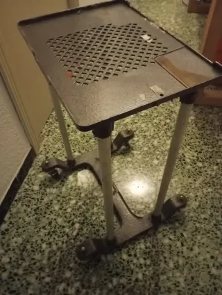 Mesita auxiliar con ruedas