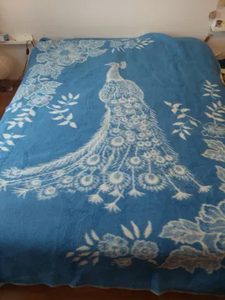 Manta de cama azul con pavo real