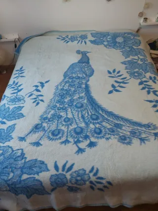 Manta de cama azul con pavo real