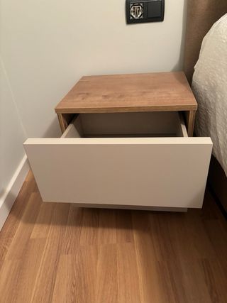 Mesitas de noche beige y madera