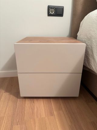 Mesitas de noche beige y madera