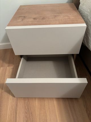 Mesitas de noche beige y madera