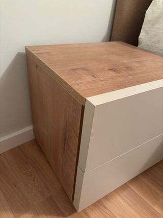 Mesitas de noche beige y madera