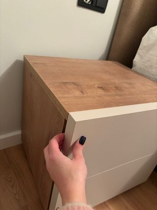 Mesitas de noche beige y madera