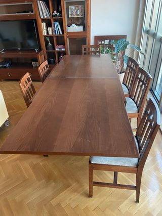 Mesa extensible y 6 sillas de madera