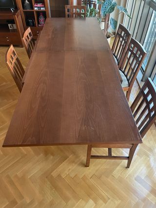 Mesa extensible y 6 sillas de madera