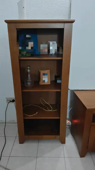 Estantería de salón de madera