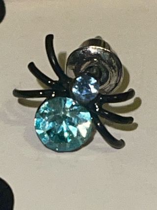Orecchino ragno con strass blu
