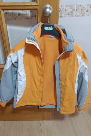 Chaqueta de esquí naranja, blanca y gris
