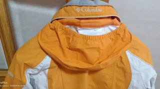 Chaqueta de esquí naranja, blanca y gris