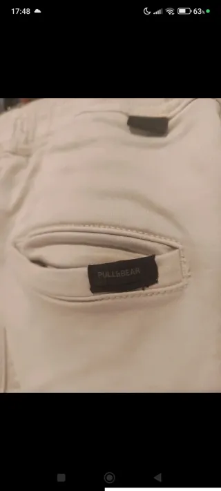 Pantalón cargo beige chico.