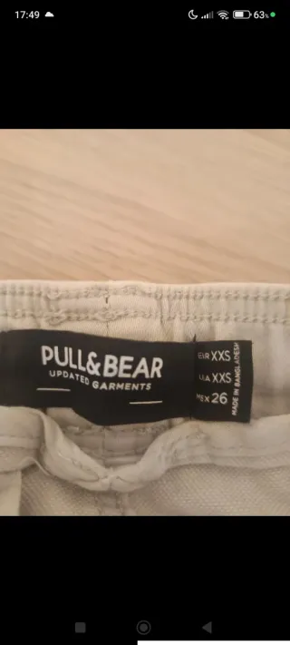 Pantalón cargo beige chico.