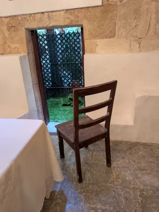 Sillas de madera rústicas, 30€ , las cuatro.