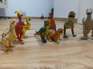 Lote de dinosaurios de juguete
