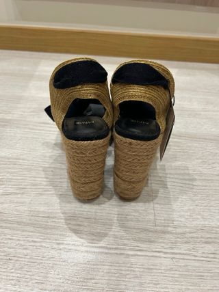 Sandalias cuña negras y beige