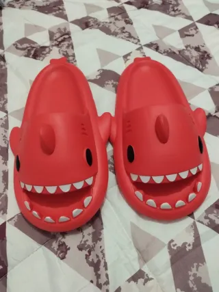 Zapatillas Tiburón Rojas Divertidas