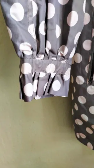 Chubasquero lunares gris y blanco