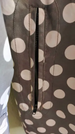 Chubasquero lunares gris y blanco