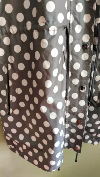 Chubasquero lunares gris y blanco