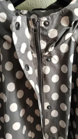 Chubasquero lunares gris y blanco