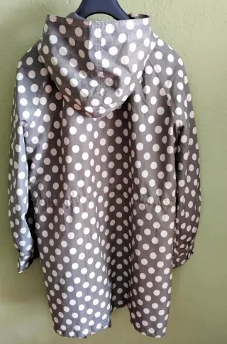 Chubasquero lunares gris y blanco