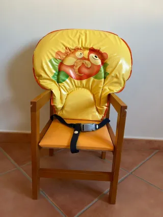 Trona de madera convertible en mesa