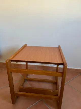 Trona de madera convertible en mesa