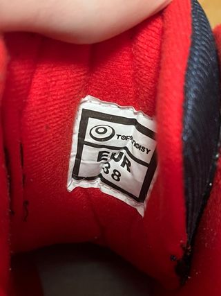 Patines en línea negros y rojos