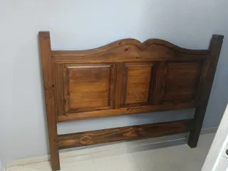 Cabecero de cama de madera rústico