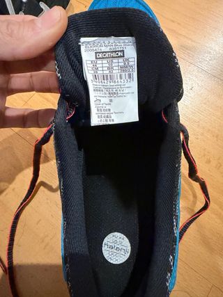 Zapatillas deportivas azules y negras