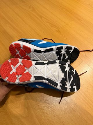 Zapatillas deportivas azules y negras