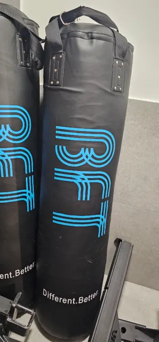 Saco de boxeo negro y posibilidad de Guantes y Pad