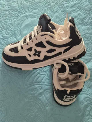 Zapatillas deportivas blancas y negras