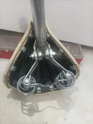 Sillín de bicicleta vintage con muelles