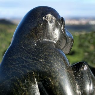 ESCULTURA EN PIEDRA MONO TALLA MÁRMOL BETEADO RARO