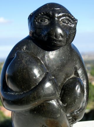 ESCULTURA EN PIEDRA MONO TALLA MÁRMOL BETEADO RARO