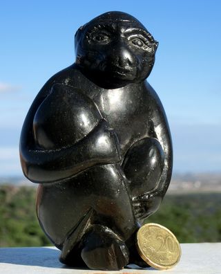 ESCULTURA EN PIEDRA MONO TALLA MÁRMOL BETEADO RARO