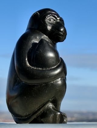 ESCULTURA EN PIEDRA MONO TALLA MÁRMOL BETEADO RARO