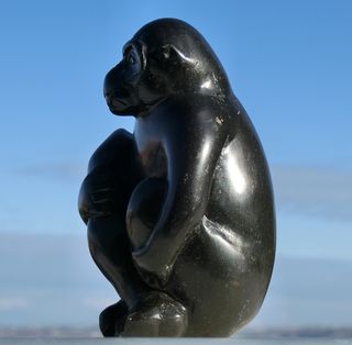 ESCULTURA EN PIEDRA MONO TALLA MÁRMOL BETEADO RARO