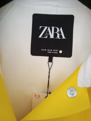 Impermeable engomado Zara amarillo