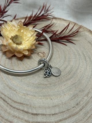 Charm flor y piedra azul