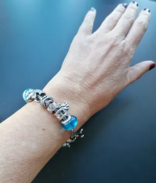 Pulsera Zajira con 17 charms color plata y azul